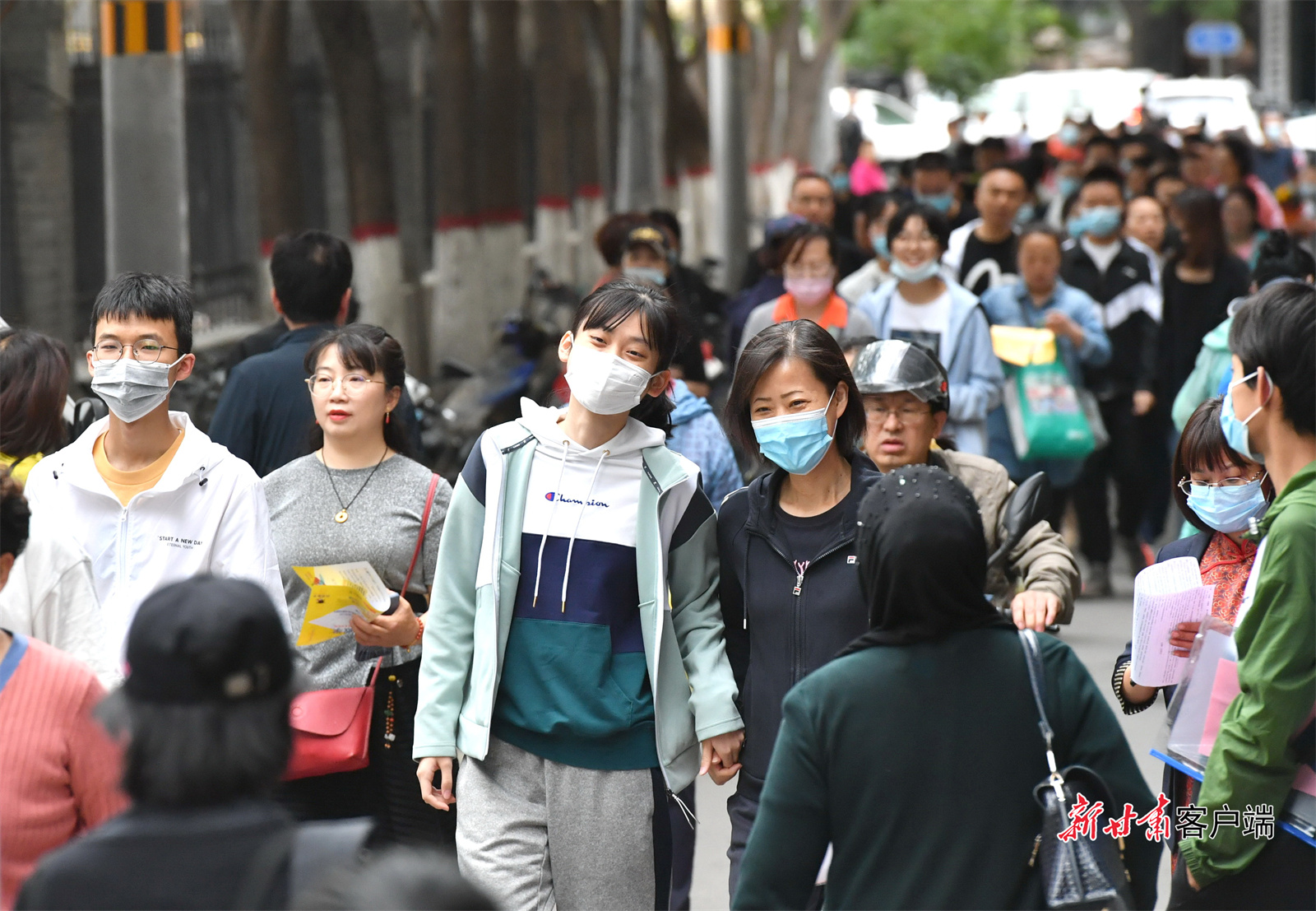 孩子们在家长的陪伴下来到考场