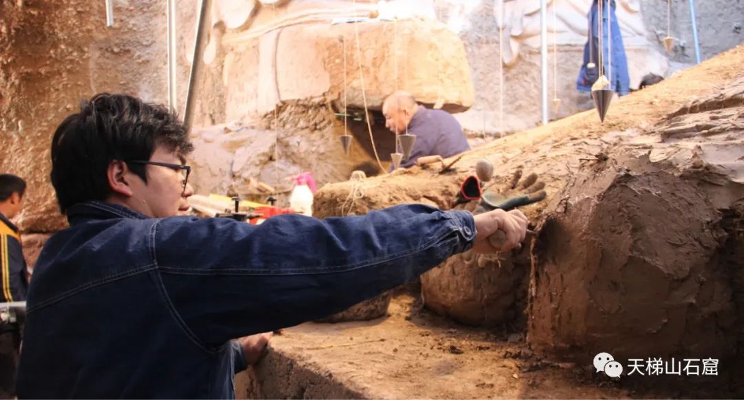 图片自上而下依次为：1、塑像修复师琢塑佛脚；2、制作好的塑像模型；3、依据最终筛选出的模型进行补泥塑形（敦煌研究院/供图）