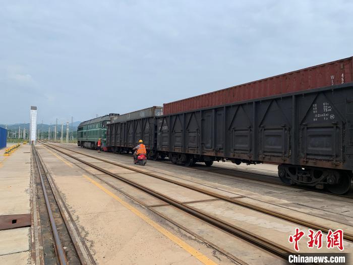 随着一声哨声响起，一列载满货物的列车缓缓驶进赣州国际港内。　李韵涵　摄