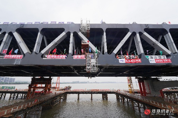公路改建工程彭埠大桥的建设,以及沪杭甬高速公路杭州市区段的改造