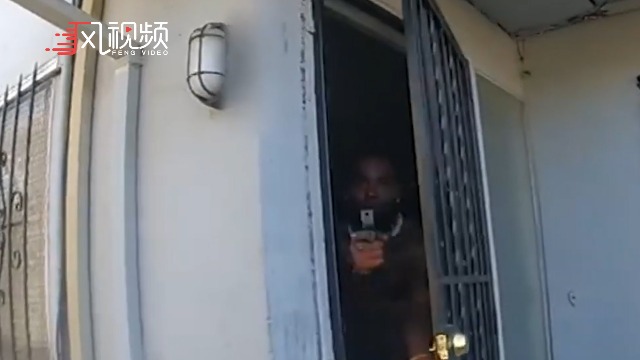 美警遭黑人男子枪杀：嫌犯开门瞬间拔枪，警察躲闪不及被一枪击倒