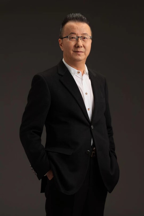 (陌易公司董事长,朱伟民)