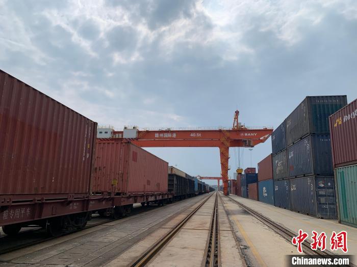 赣州国际港位于“江西省南大门”赣州市南康区，是中国内陆第8个对外开放口岸。　李韵涵 摄