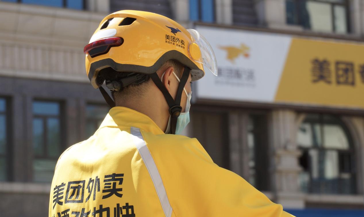 图说:一位佩戴智能安全头盔的骑手。