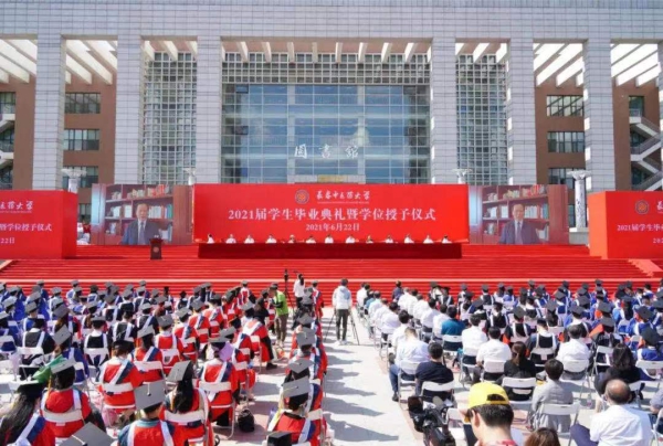 全国名中医、终身教授南征代表全体教师发言。
