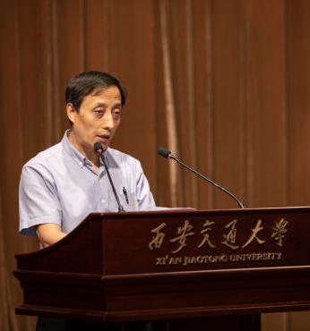 报告会由管理学院党委书记马晓彬和院长冯耕中共同主持.