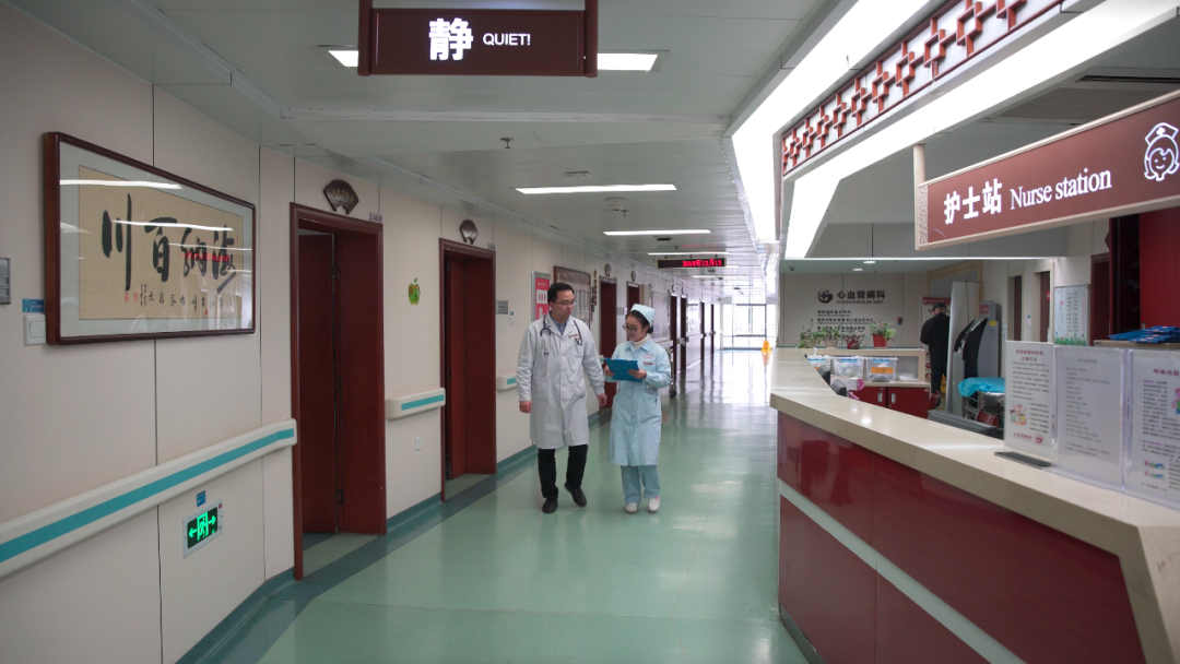 干净整洁的医院大厅开展卫生整治,让医院环境美丽又整洁.