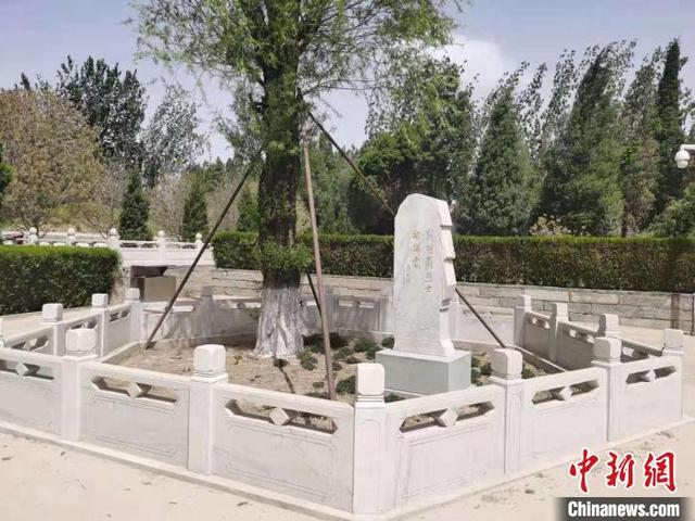 刘胡兰烈士墓静卧于松柏间，墓前耸立着刘胡兰的汉白玉雕像，雕像东侧是刘胡兰被捕、受审、就义的遗址。　吴琼 摄