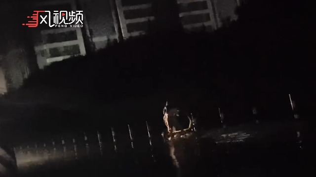 两女子为拍短视频将共享电动车推进河里 警方：正在侦办