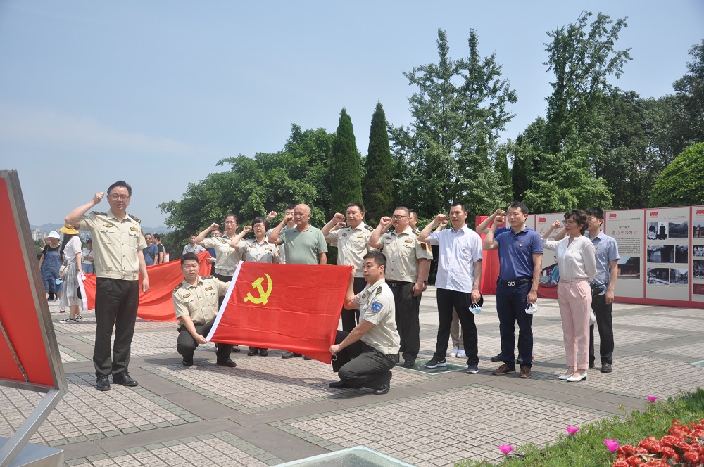 6月23日，全体党员同志在聂荣臻元帅铜像前重温入党誓词。重庆市交通执法总队 供图