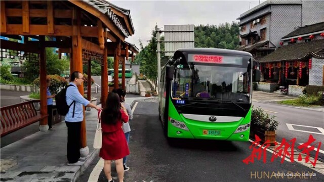 公交车从矮寨景区游客服务中心驶出,开往十八洞景区(本组图片由通讯员 摄)