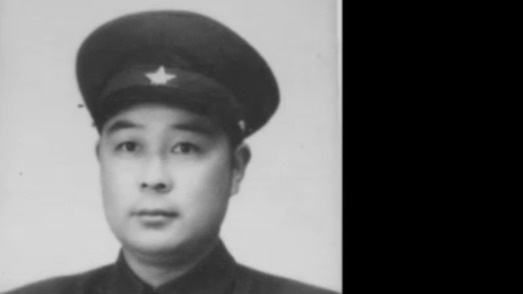 王允刚童年第一次吃香蕉时发生了怎样有趣的事情？