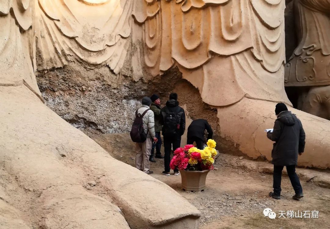 2019年1月，敦煌研究院保护研究所组织专家工作小组，对天梯山石窟第13窟大佛足部及局部危岩体保护开展现状调查（敦煌研究院/供图）