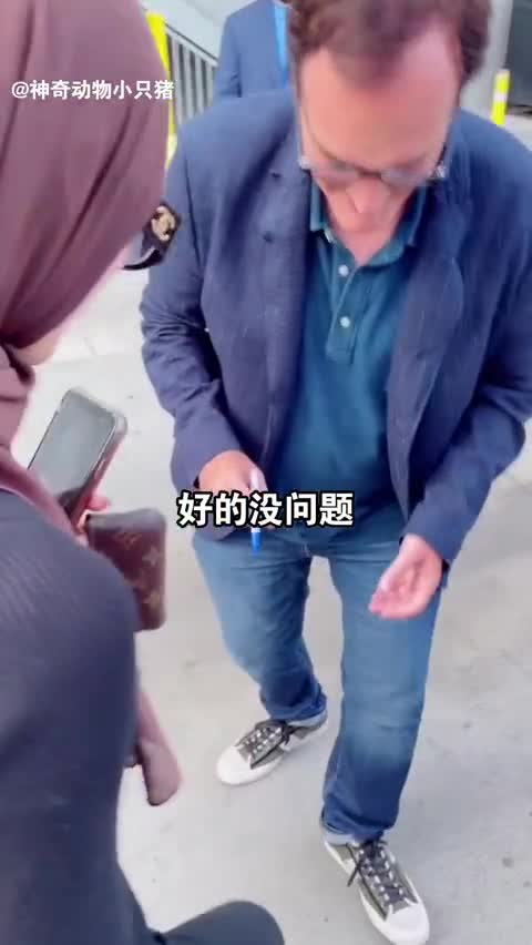 昆汀被要求给女影迷脚上签名，还要打个分？