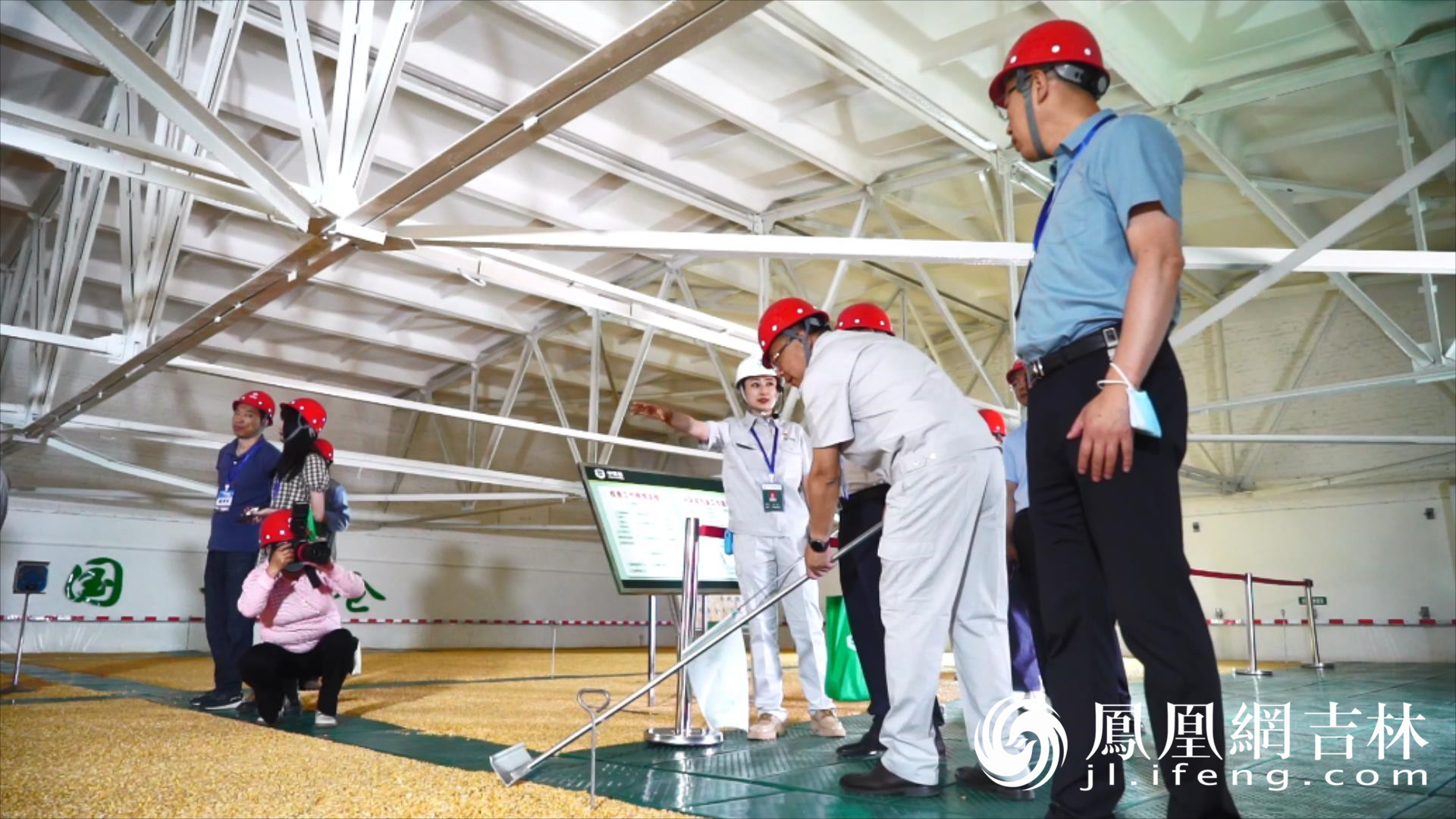 公众代表参观直属库21号和25号高大平房仓。