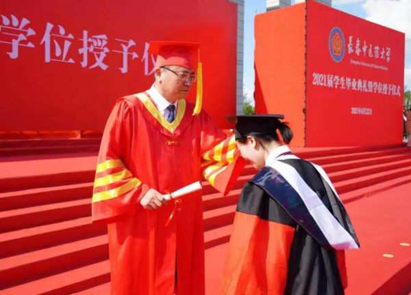 学校学位评定委员会副主席、博士生导师、副校长陈长宝宣读学位授予决定。