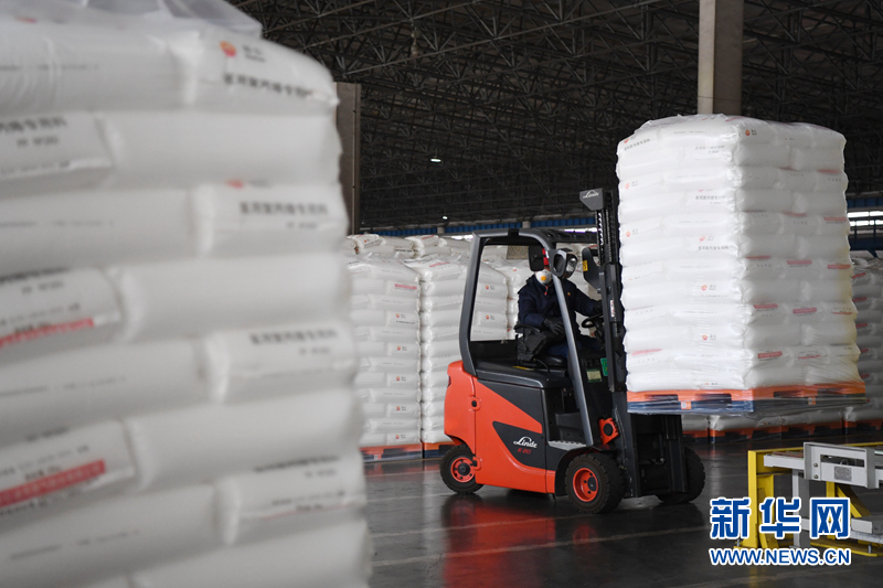 兰州石化公司工作人员用叉车装卸医用聚丙烯专用料（2020年2月12日摄）新华社记者 陈斌 摄