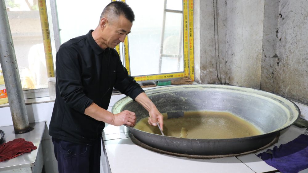 梅建顺正在清洗家中制作豆腐的锅 新华社记者 李杰 摄
