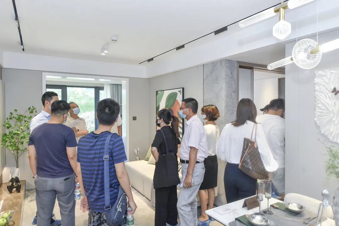 现场图 前往样板间参观咨询的客户亦是络绎不绝,只为一睹国贸人居的极