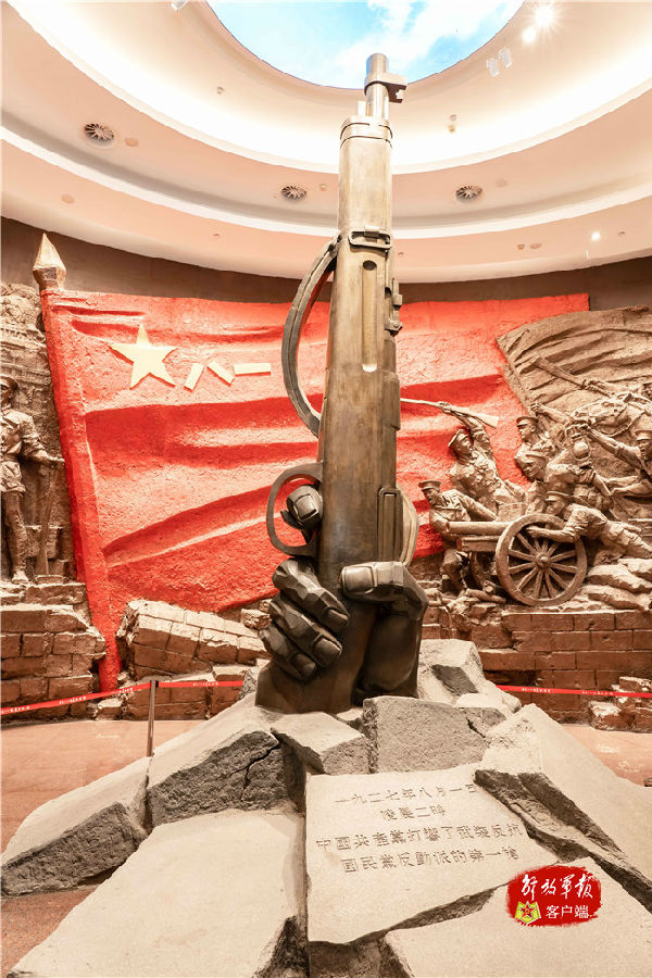 南昌八一起义纪念馆序厅内的“石破天惊第一枪”圆雕（摄影：孙浩）