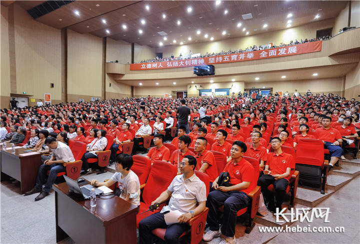 唐山一中毕业典礼为毕业学子送上高中最后一课