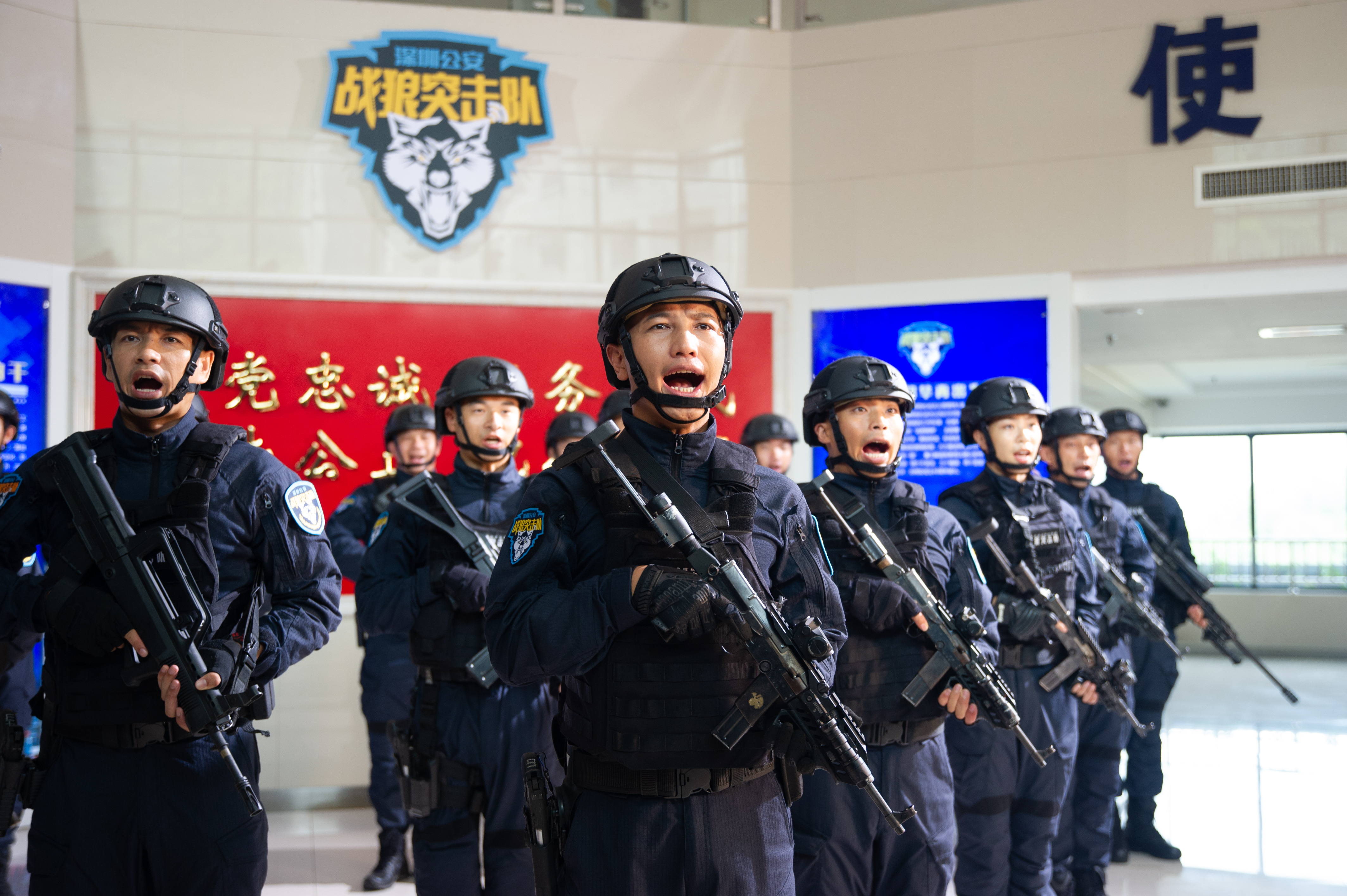 迎着危险上，无愧于“战狼”称号