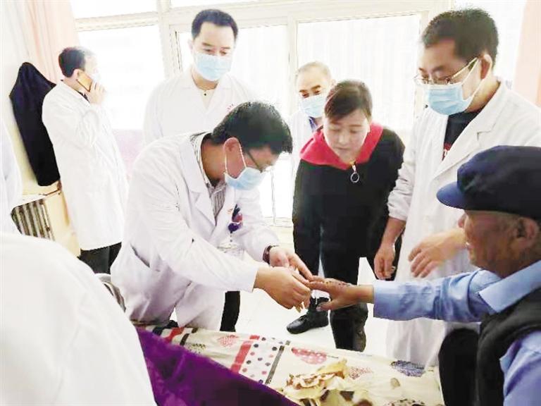 马秀才（左一）为患者诊疗