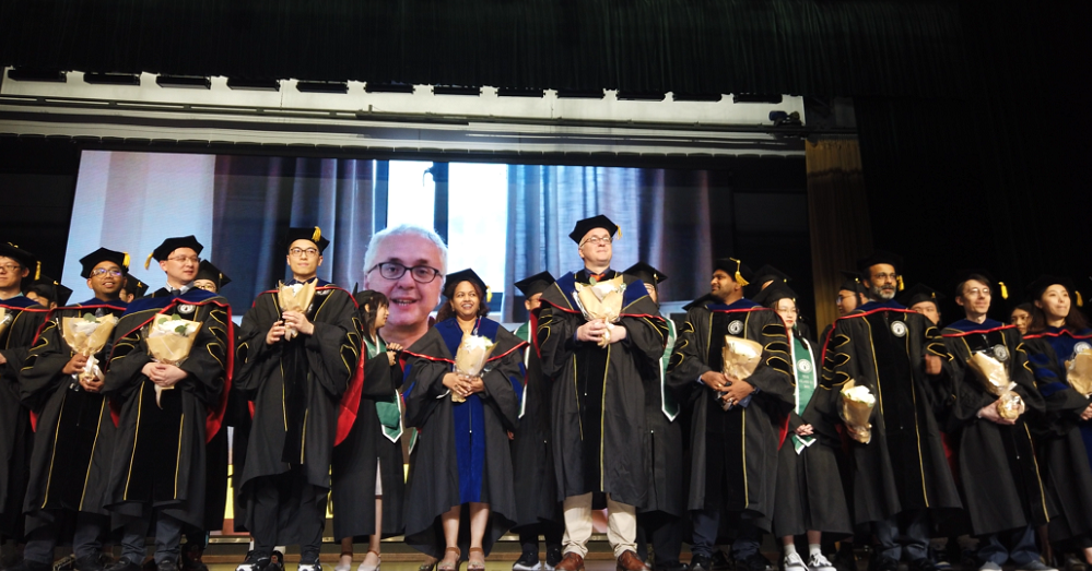 同学们创喜人成绩 杭州橄榄树学校举行首届国际高中部毕业典礼