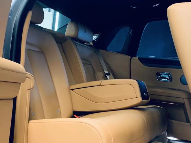 劳斯莱斯古思特后排扶手上的金属装饰,看起来非常精致,储物袋是可以