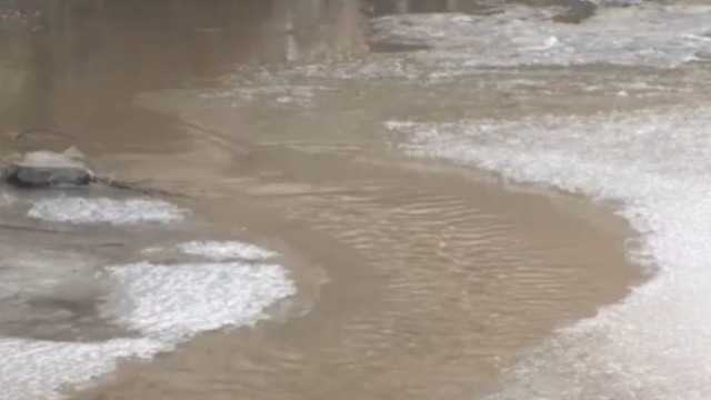 叶挺夫妇的突然离世给叶华明造成了怎样的打击？