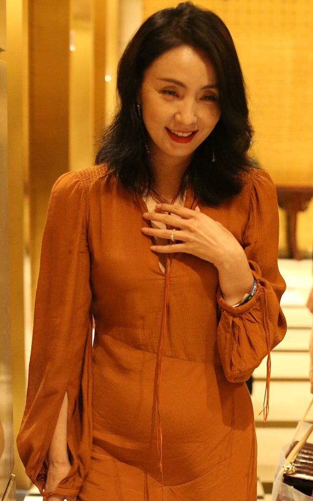陶虹穿深v长裙轻捂胸口 边走边聊笑意温柔_凤凰网娱乐_凤凰网
