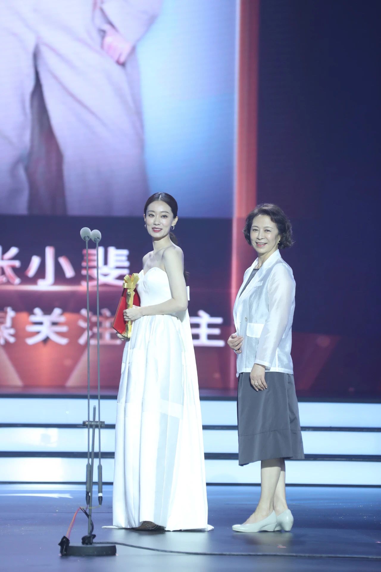 《你好，李焕英》里的“中年妈妈”刘佳为“青年妈妈”张小斐颁发荣誉。