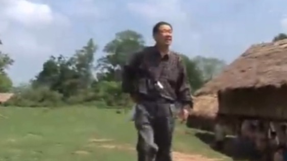 当戴澄东到达老毛邦村时，为何依然无法确认这就是父亲的牺牲地？