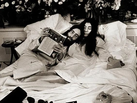 约翰·列侬和小野洋子在蒙特利尔费尔蒙伊丽莎白女王酒店.