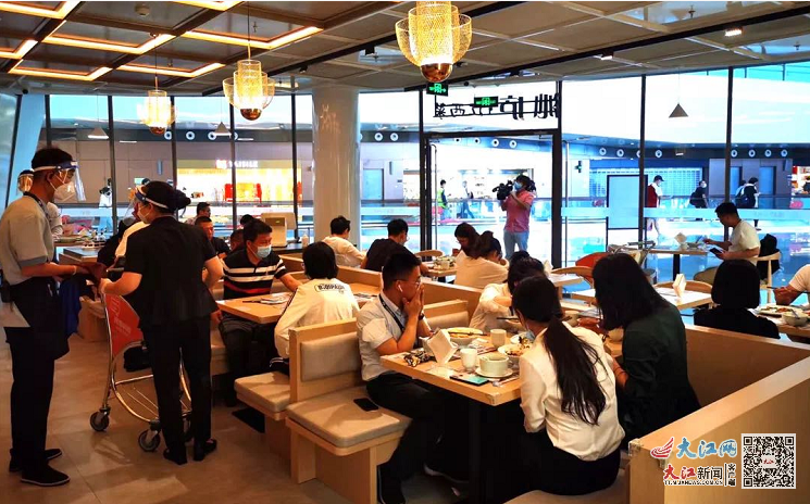 北京大兴国际机场赣菜主题餐厅内食客络绎不绝