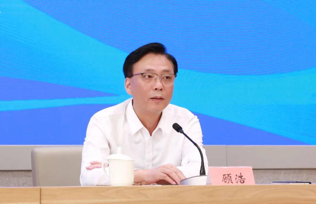 浙江省自然资源厅副厅长顾浩回答记者提问。