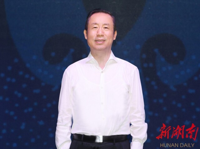 (省委书记、省人大常委会主任许达哲宣布项目投产点亮。)