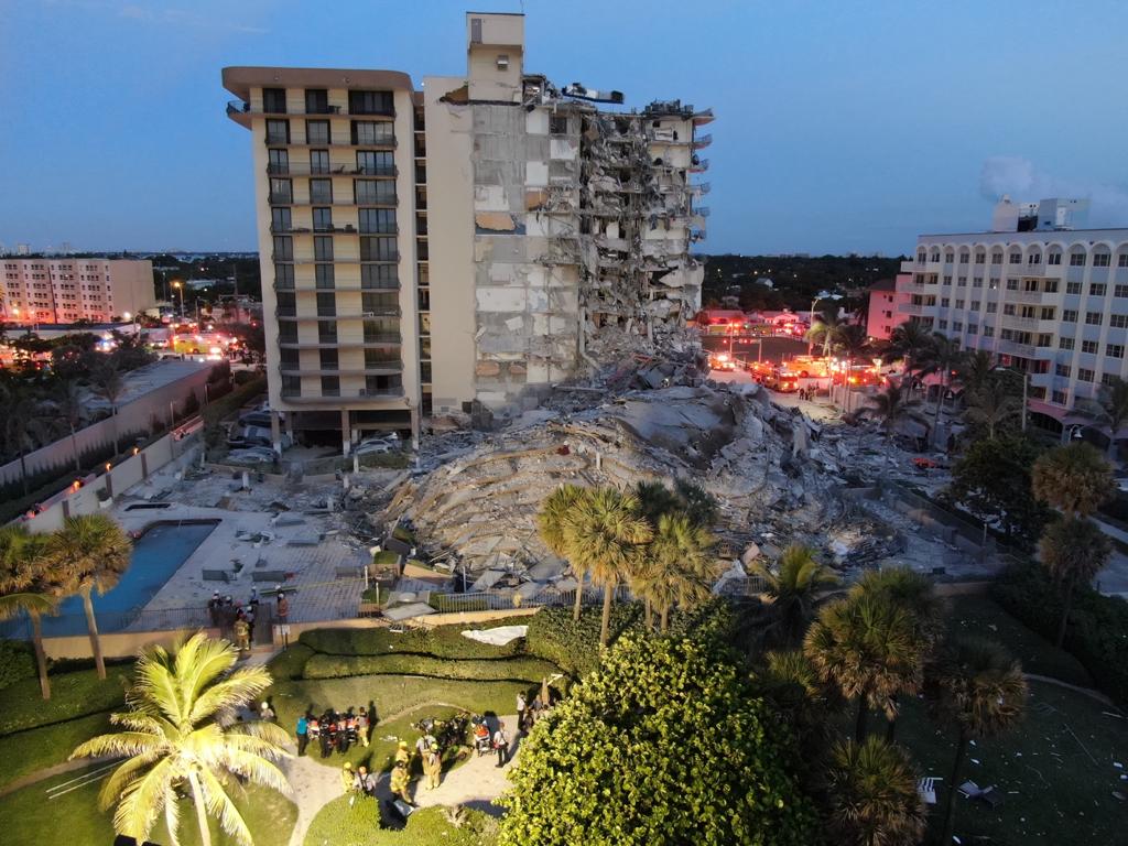 美国迈阿密一公寓楼倒塌：已找到102人 至少99人失踪