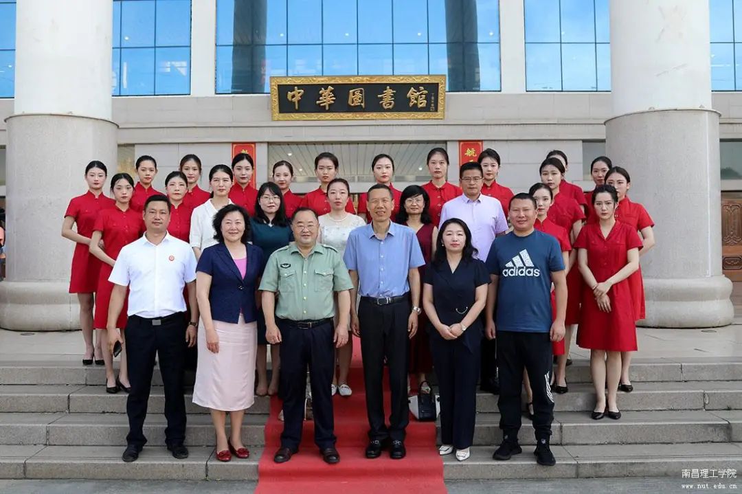 兩方校領導在圖文信息中心