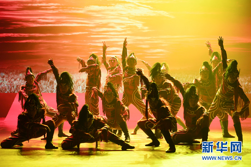 6月22日，演员表演歌舞剧《裕固儿女心向党》。新华社记者 范培珅 摄