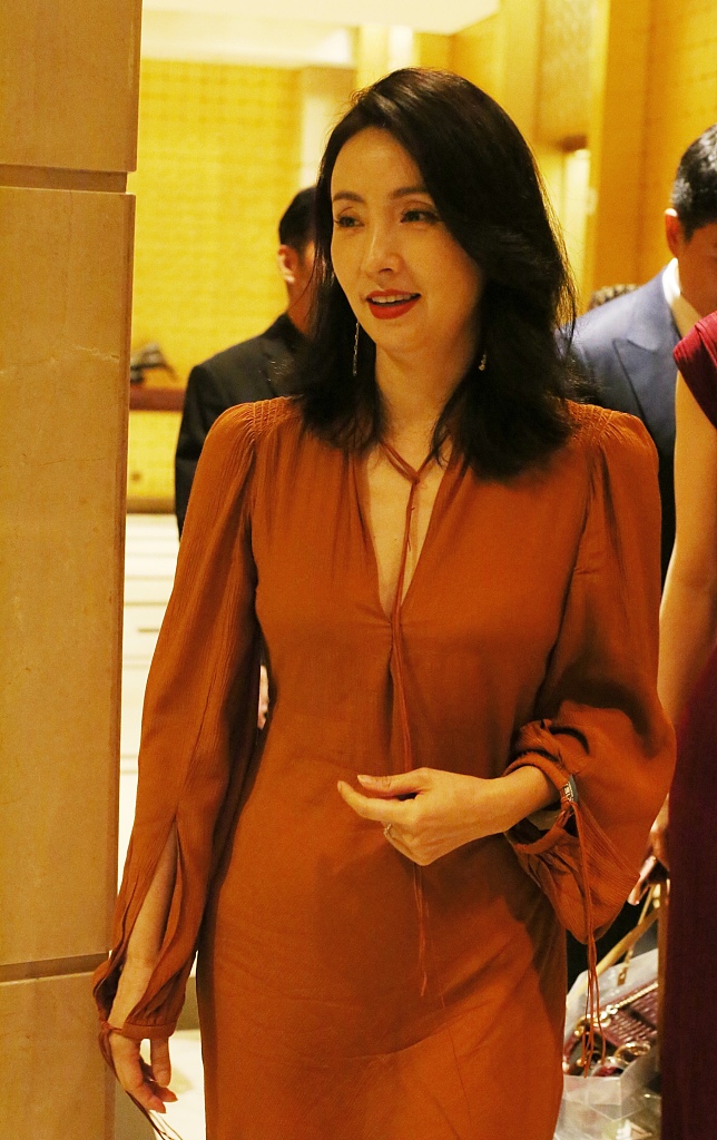 陶虹穿深v长裙轻捂胸口边走边聊笑意温柔