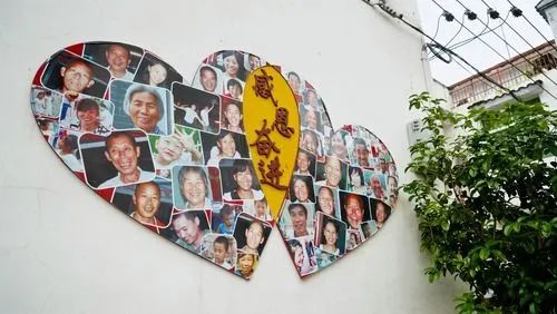 这是拍摄的江西瑞金华屋村内的照片墙。（2019年5月7日摄） 新华社记者胡晨欢摄
