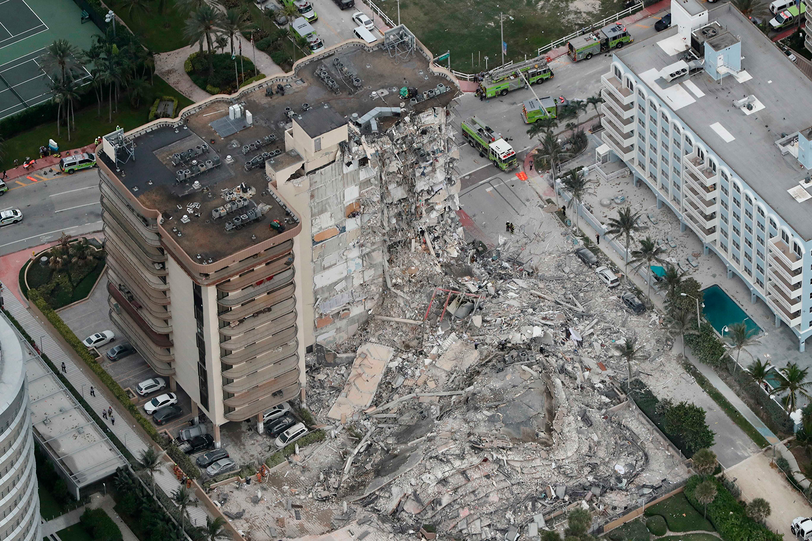美国迈阿密一公寓楼倒塌：已找到102人 至少99人失踪
