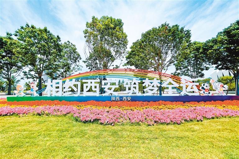 街景小品为迎接十四运营造浓厚氛围. (记者 郝钟毓 摄)