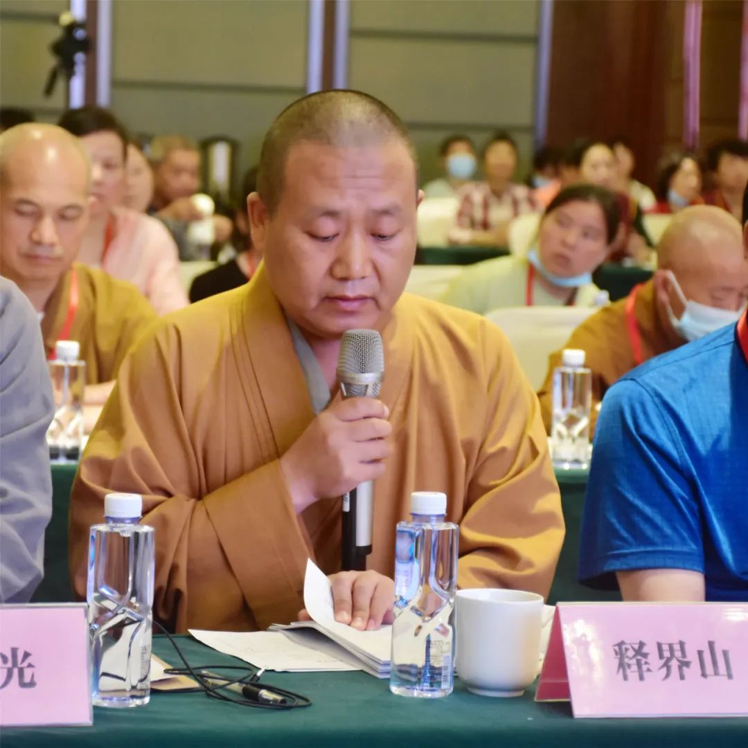 讲经交流会点评讲经点评6月20日,来自全市的14位法师根据抽签顺序依次