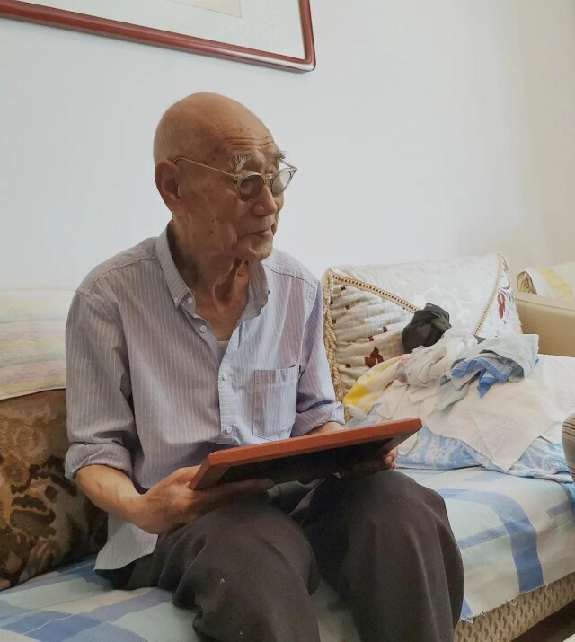 为蒋鸿高烈士筹资立新碑的赵满仓老人（6月19日摄）。本报记者周楠摄