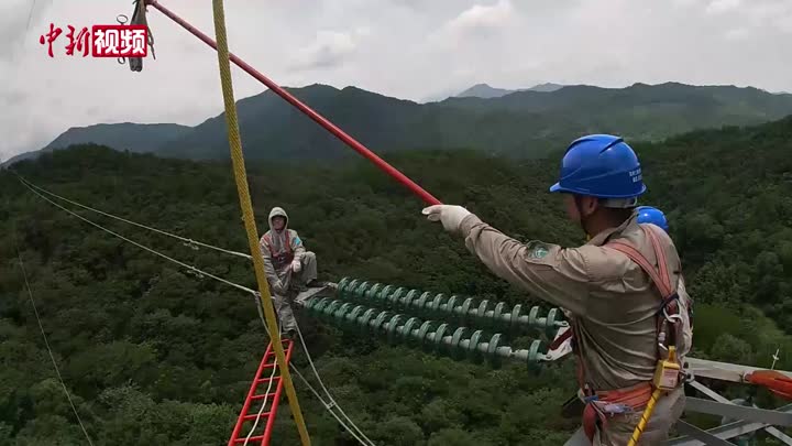 战酷暑！第一视角看电力工人高空带电作业