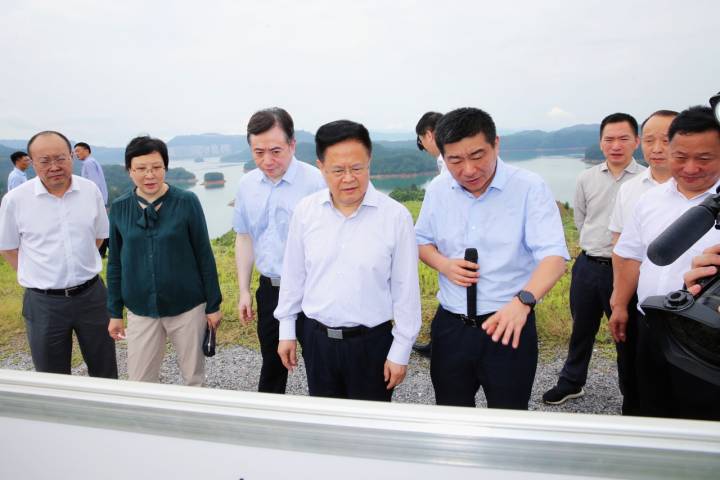 6月18日，浙江省长郑栅洁来到千岛湖进贤湾临湖整治地块，深入了解临湖地带综合整治和生态保护修复情况。