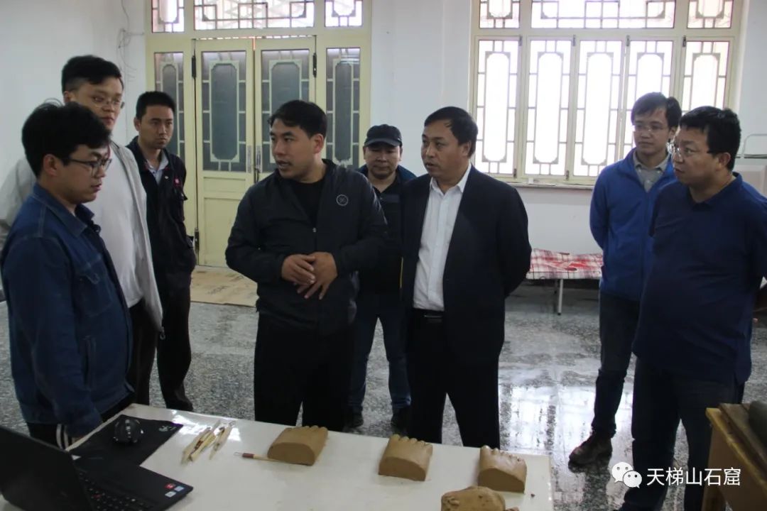 2020年8月，甘肃省文物局文物保护与考古处副处长张顺同志、敦煌研究院保护研究所副所长裴强强同志一行人调研天梯山石窟第13窟大佛足部与局部危岩体抢救性保护修复工作现场。（敦煌研究院/供图）