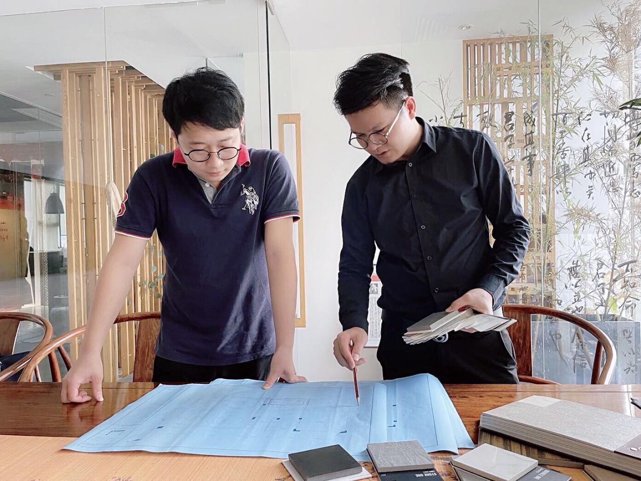 工作中的设计师王光贵